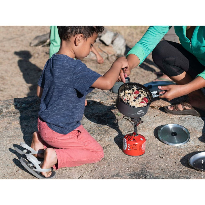 MSR Ceramic Solo Potin action cooking